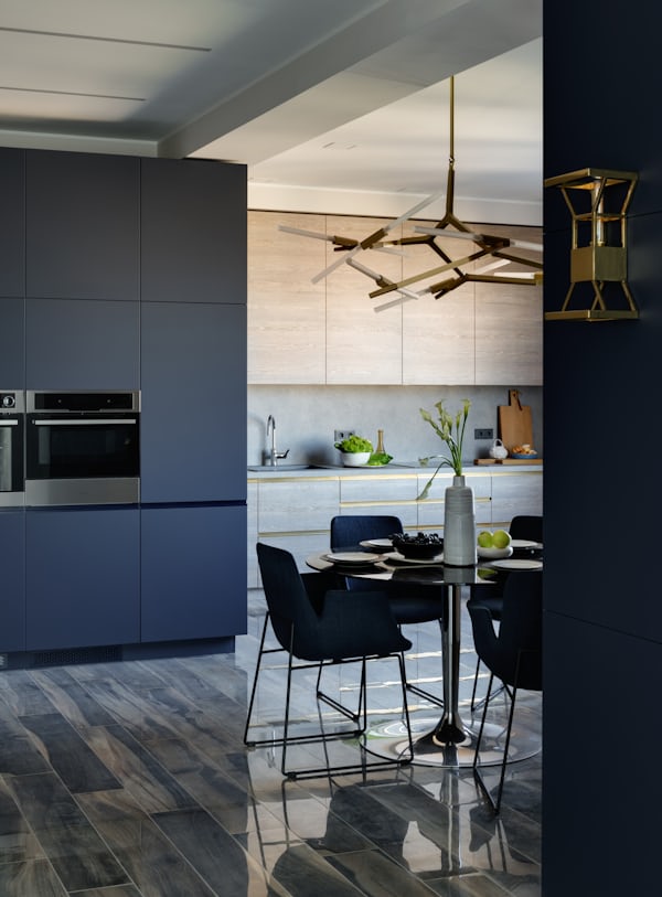 Describes the appearance of the image